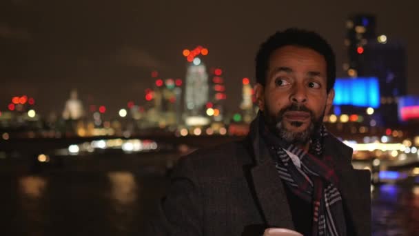 Uomo d'affari a Londra di notte — Video Stock