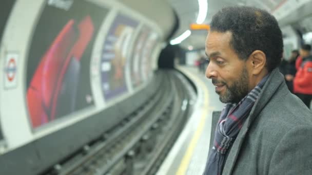 Zakenman in de buis van de London wachten op de trein — Stockvideo
