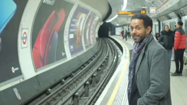 Homem de negócios no metrô de Londres esperando o trem — Vídeo de Stock