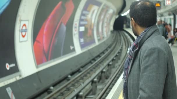 Hombre de negocios en el metro de Londres esperando el tren — Vídeos de Stock