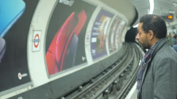 Hombre de negocios en el metro de Londres esperando el tren — Vídeos de Stock