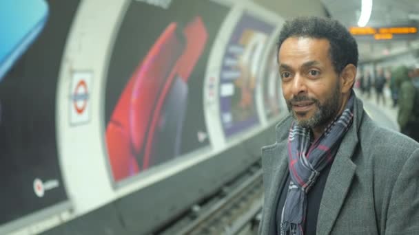 ชายชาวแอฟริกันรอรถไฟที่สถานีใต้ดิน — วีดีโอสต็อก