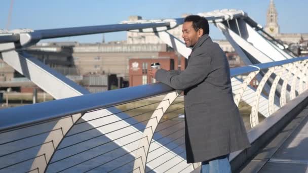 African black man bénéficie de la vue sur la Tamise Londres depuis Millennium Bridge — Video