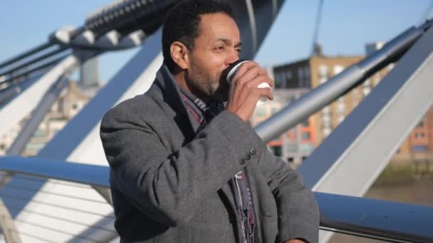 Afrikanska svart man har utsikten över floden Thames London från Millennium Bridge — Stockvideo
