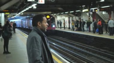 Siyah adam Londra Metro İstasyonu Tren bekler