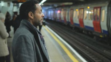 Siyah adam Londra Metro İstasyonu Tren bekler