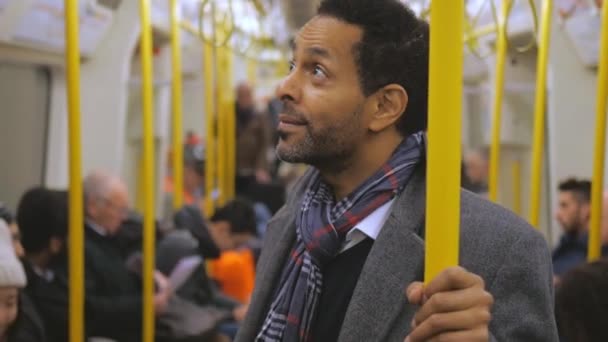 Empresário africano num comboio subterrâneo de Londres — Vídeo de Stock