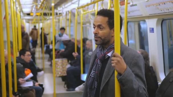 Biznesmen czarny w London underground trener — Wideo stockowe