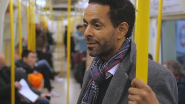 Empresario africano en un tren subterráneo de Londres — Vídeos de Stock