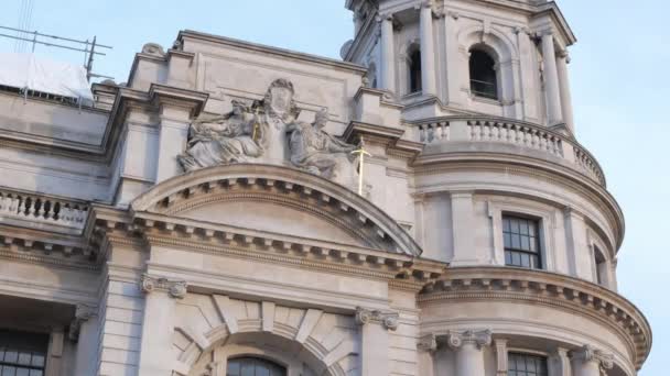 Typiska byggnader vid Whitehall i London — Stockvideo