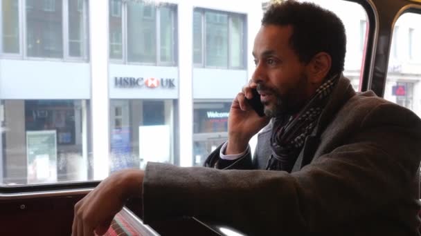 Businessman prende una telefonata mentre si guida su un autobus - LONDRA - INGHILTERRA - 15 DICEMBRE 2018 — Video Stock