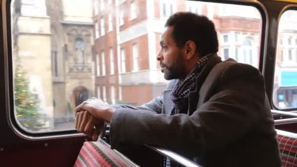 Cestování v Londýně autobusem přes město - Londýn - Anglie - 15. prosince 2018 — Stock video