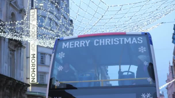 Frohe Weihnachten im Londoner Sightseeing-Bus - London - England - 15. Dezember 2018 — Stockvideo