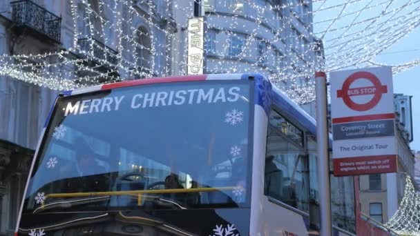 Feliz Navidad en un autobús turístico de Londres - LONDRES - INGLATERRA - 15 DE DICIEMBRE DE 2018 — Vídeos de Stock