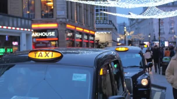 Taxis de Londres por la noche - LONDRES - INGLATERRA - 15 DE DICIEMBRE DE 2018 — Vídeos de Stock