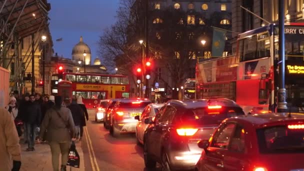 London street view in the evening - LONDON - RUSSIAN - DECEMBER 15, 2018 — стоковое видео