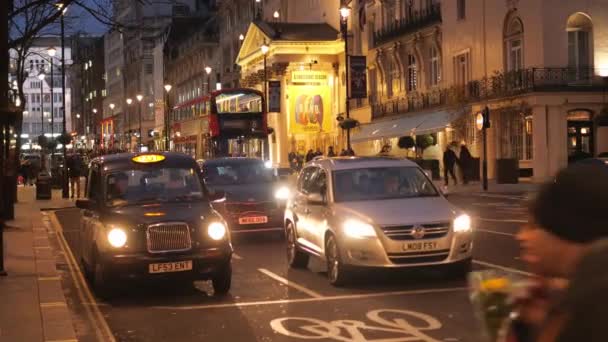 London street view w wieczór - Londyn - Anglia - 15 grudnia 2018 r. — Wideo stockowe