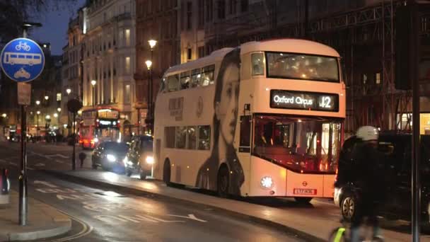 Autobús blanco a Oxford Circus - LONDRES - INGLATERRA - 15 DE DICIEMBRE DE 2018 — Vídeo de stock