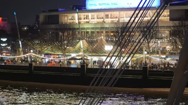 晚上伦敦南岸五颜六色的皇家音乐厅--伦敦--英格兰--2018年12月15日 — 图库视频影像