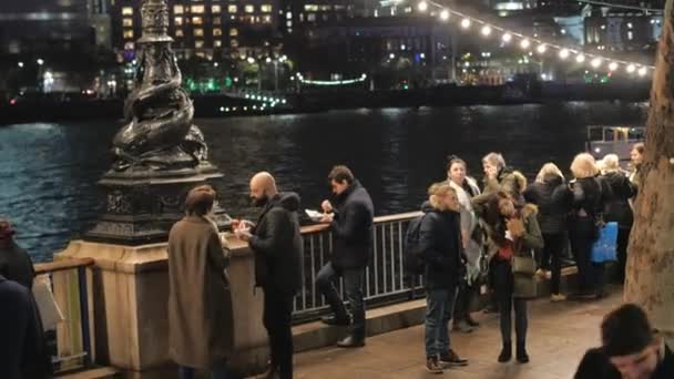 Turistas londinenses en Navidad - LONDRES - INGLATERRA - 15 DE DICIEMBRE DE 2018 — Vídeos de Stock