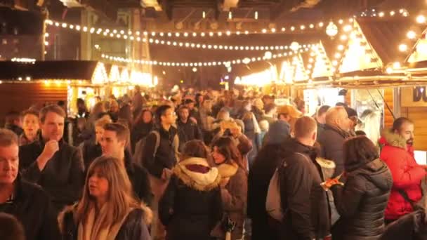 Christmas market at London Southbank is a popular place - LONDON - RUSSIAN - 15 ДЕКАБРЯ 2018 — стоковое видео