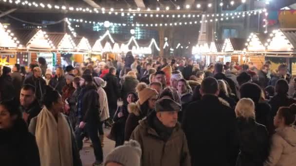 Christmas market at London Southbank is a popular place - LONDON - RUSSIAN - 15 ДЕКАБРЯ 2018 — стоковое видео
