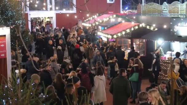 Christmas market at London Southbank is a popular place - LONDON - RUSSIAN - 15 ДЕКАБРЯ 2018 — стоковое видео