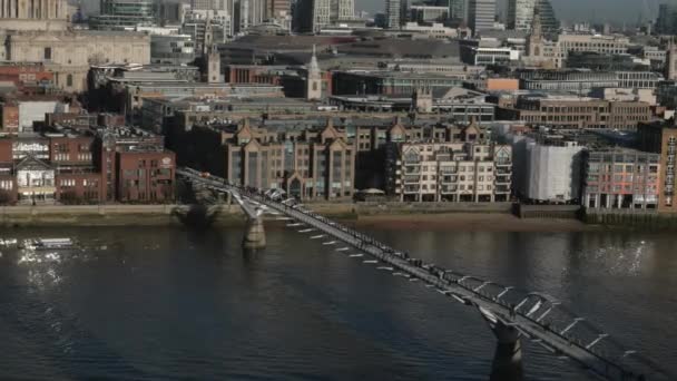 Luchtfoto uitzicht over Millennium Bridge in Londen - Londen - Engeland - 15 December, 2018 — Stockvideo