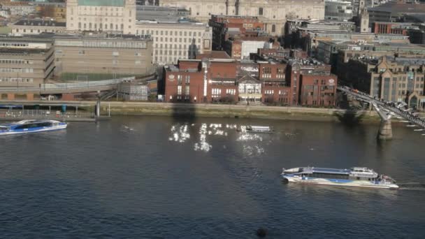 Sightseeing-båtar på floden Themsen i London - London - England - 15 December 2018 — Stockvideo