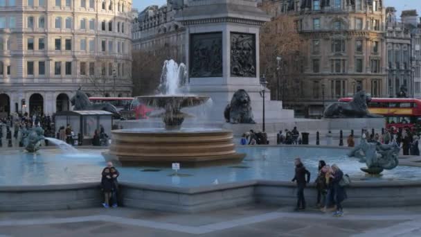 De fonteinen op Trafalgar Square in Londen - Londen - Engeland - 15 December, 2018 — Stockvideo
