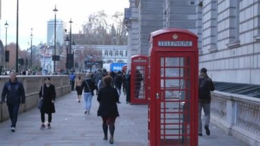 Kırmızı telefon kulübesi - Londra - İngiltere - 15 Aralık 2018 ile tipik Londra sokak görünümü
