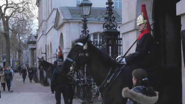 Horse Guards Parade at London Whitehall - LONDRES - ENGLÂNDIA - 15 DE DEZEMBRO DE 2018 — Vídeo de Stock