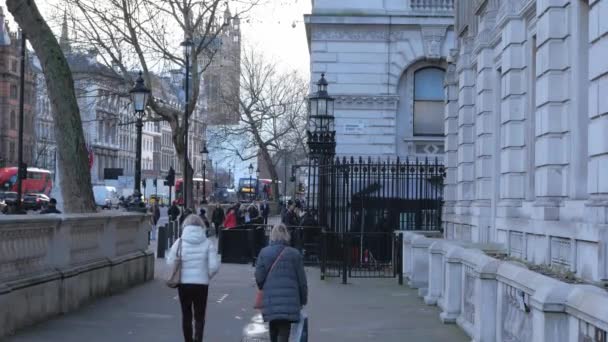Downing street en Londres en el distrito gubernamental - LONDRES - INGLATERRA - 15 DE DICIEMBRE DE 2018 — Vídeos de Stock