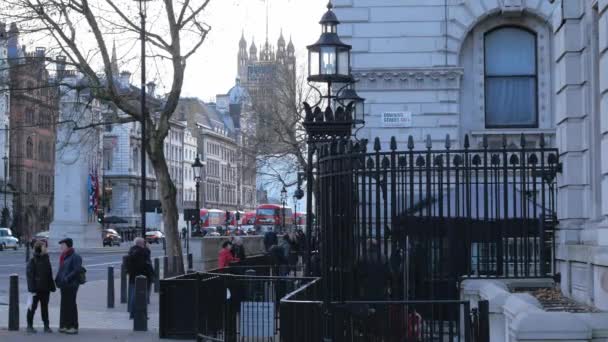 Downing street in London at government district - LONDRES - ENGLÂNDIA - DEZEMBRO 15, 2018 — Vídeo de Stock