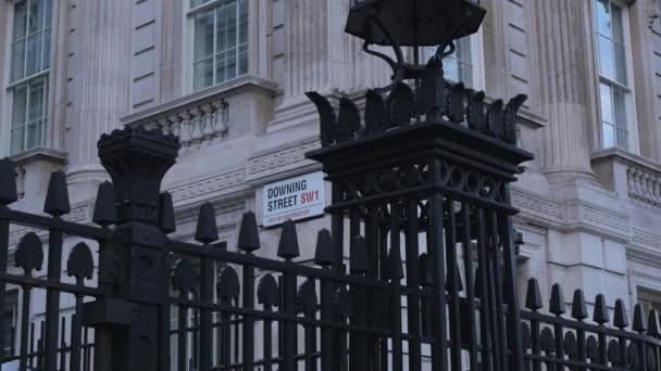 Downing street in London at government district - LONDRES - ENGLÂNDIA - DEZEMBRO 15, 2018 — Vídeo de Stock