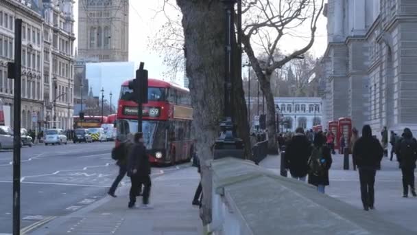 Tipik Londra sokak görünümü Whitehall - Londra - İngiltere - 15 Aralık 2018 — Stok video