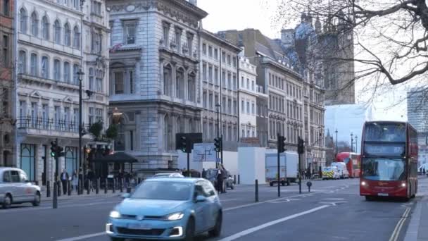 Typiska London street view på Whitehall - London - England - 15 December 2018 — Stockvideo