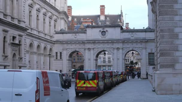 Edificios gubernamentales en la calle King Charles de Londres - LONDRES - INGLATERRA - 15 DE DICIEMBRE DE 2018 — Vídeos de Stock