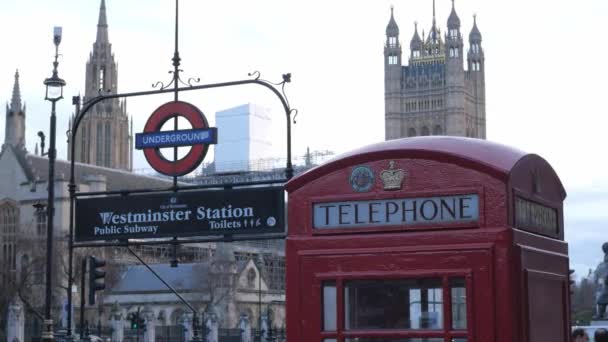 Kırmızı telefon kulübesi - Londra - İngiltere - 15 Aralık 2018 ile tipik Londra sokak görünümü — Stok video