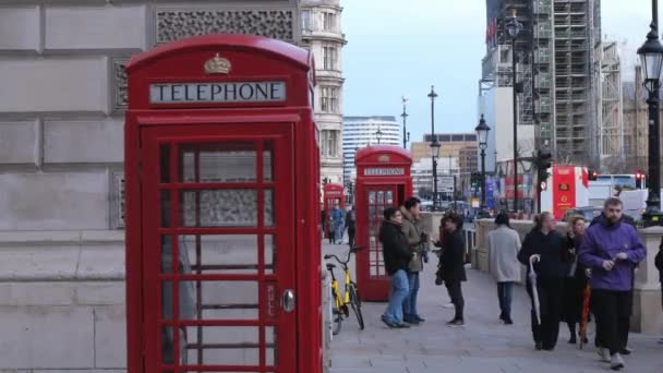 Kırmızı telefon kulübesi - Londra - İngiltere - 15 Aralık 2018 ile tipik Londra sokak görünümü — Stok video