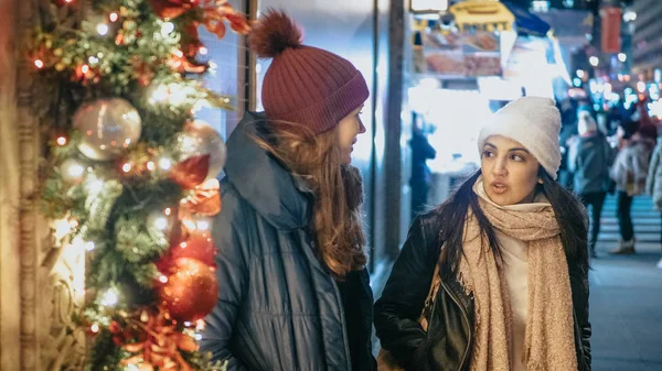 Two girls do Christmas Shopping in New York — Stock Photo, Image