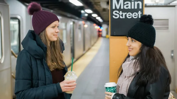 İki kadın bir New York metro istasyonu platformu üzerinde onların tren için bekleyin — Stok fotoğraf