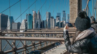 Brooklyn Köprüsü'nün üzerinden New York skyline üzerinde şaşırtıcı görünümü