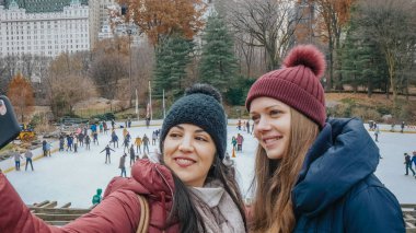 Central Park New York'ta ünlü buz pateni bir selfie alarak