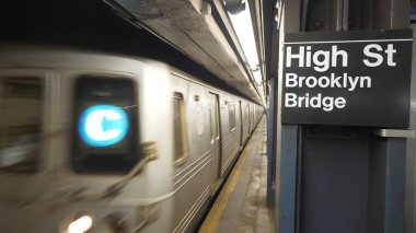Brooklyn Köprüsü'nün High Street Metro istasyonunda
