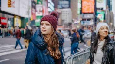 İki arkadaş New York'a onların tatil yolculuk keyfini çıkarın.
