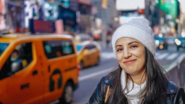 Gezi için New York sokaklarında genç güzel kadın