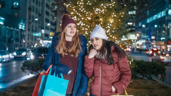 Christmas Shopping in New York a wonderful experience for women — Stock Photo, Image