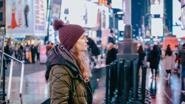 Jeune femme au New York Times la nuit — Photo