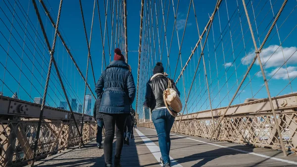 Deux filles marchent sur le célèbre Brooklyn Bridge à New York — Photo